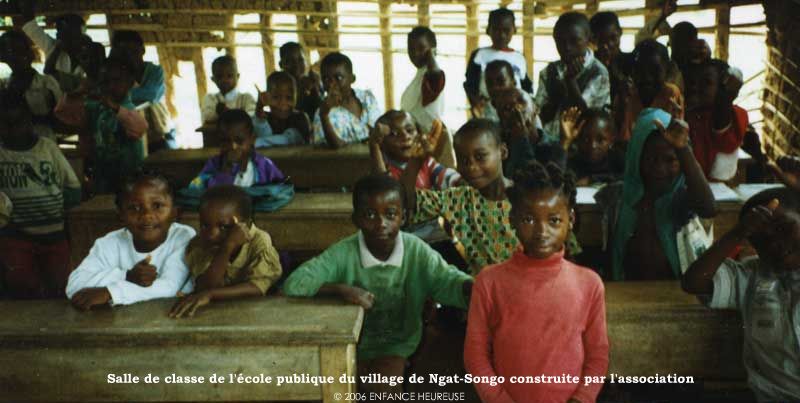 Salle de classe de l'école publique du village de Ngat-Songo construite par l'association Enfance Heureuse